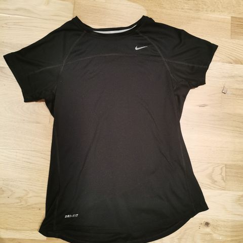 Svart Nike trenings t-skjorte 12-13 år