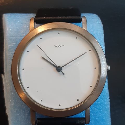 WMC Ultrapiano unisex quartz klokke. 36mm. Lengde 23cm