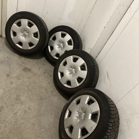 Vinter bil dekk med bigg stått i Toyota Corola 2004 modell passer flere biler