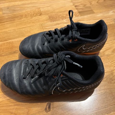 Fotballsko Nike Tiempo (str 35)