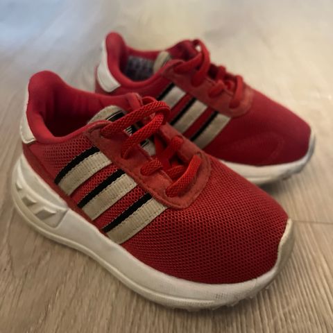 Joggesko fra Adidas i strl 20