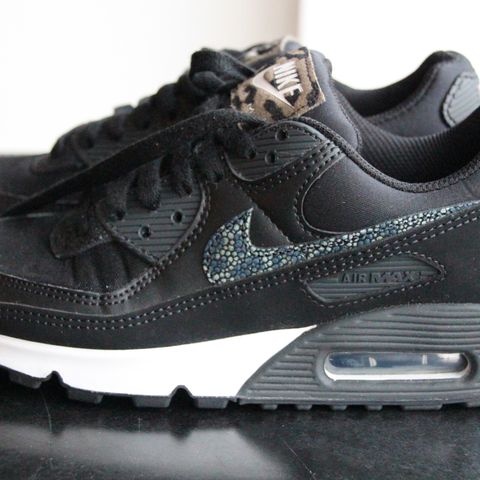 NIKE AIR MAX, svarte m/grønn "tutti frutti" dekor, str. 37,5, kr. 950,-