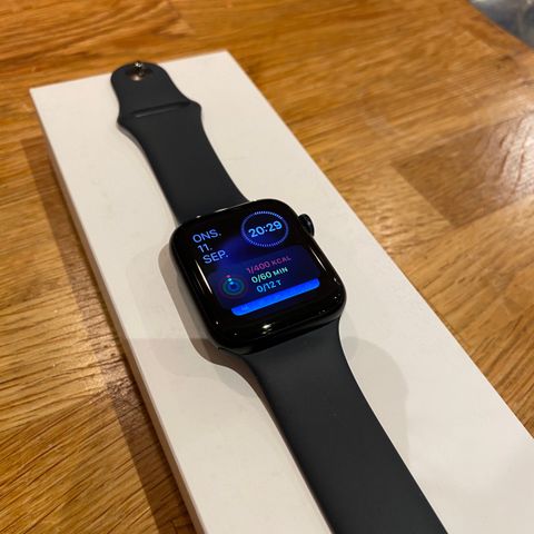 (Nesten ubrukt) Apple Watch SE 2022 44mm GPS