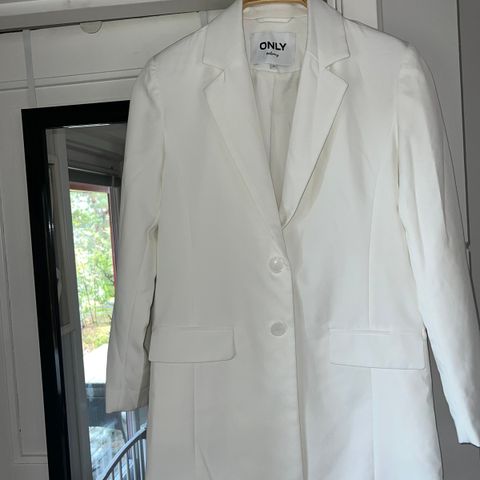 Hvit blazer fra Only str. 34./small