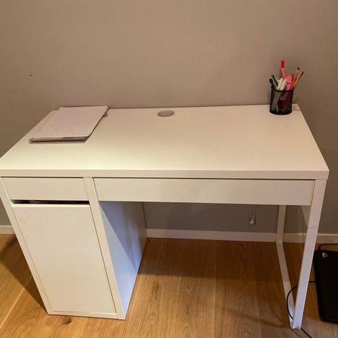 Skrivebord fra ikea