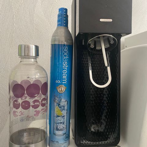 Sodastream med flaske og uåpnet patron