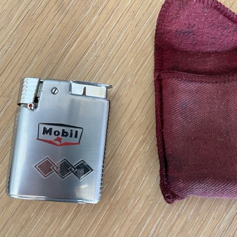 Ronson gas Varaflame lighter med Mobil petroleum  logo