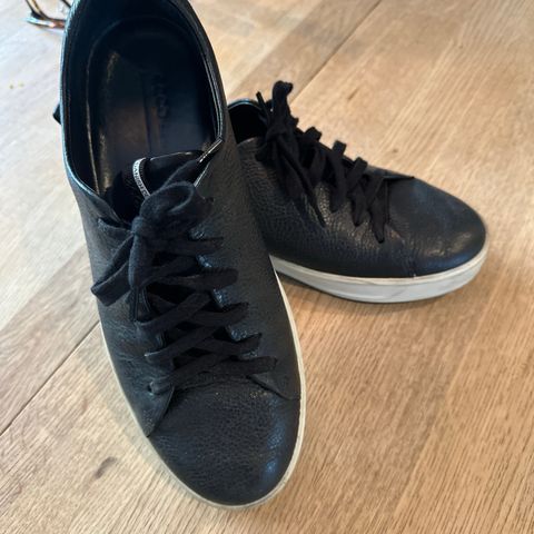 Ecco sko /sneakers i skinn med hvit såle