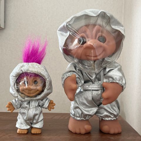 2 Lykketroll , Stor og liten Astronaut selges samlet kr 490,-