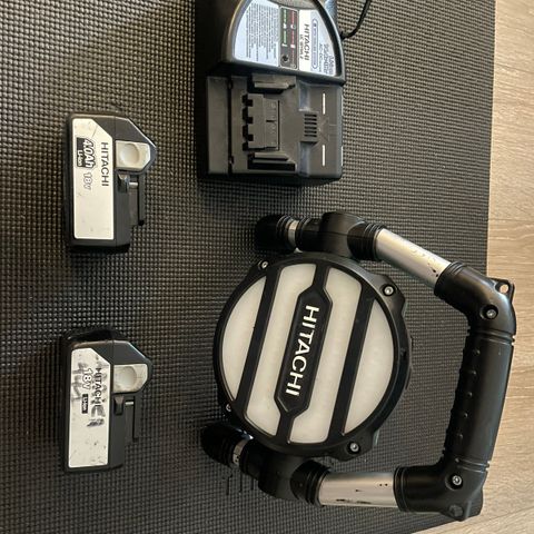 Hitachi 18v ledlykt med lader og 2 batteri.