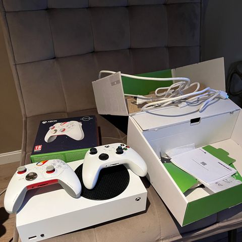 Xbox S med ekstra håndkontroll