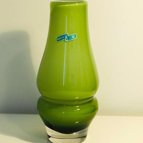 Magnor vase, K1111, med originalt klistremerke, 1970