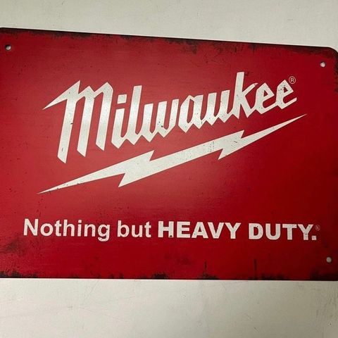 🔴 Milwaukee skilt i metall