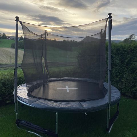 Trampoline liten/mellomstor, med tilbehør, 244cm.