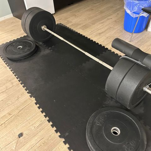 Olympisk barbell + rubber discs + sammenleggbart underlag