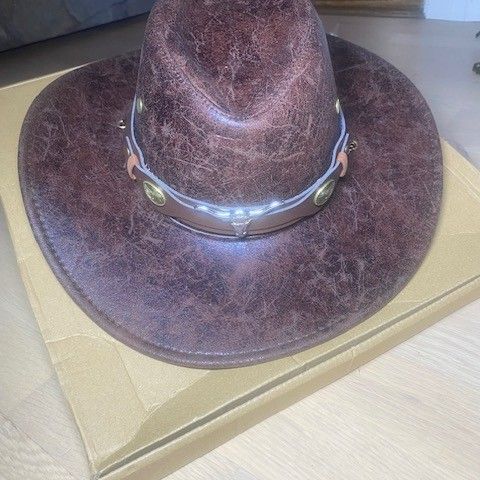 Cowboy Hatt -Ny Mulig Leaher el. Kunstig? -Ny og Fikk 2 Stk -Str ca 59-60cm