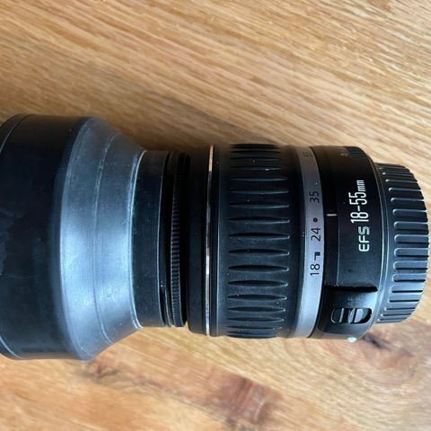 Canon EFS 18-55 mm med solblender