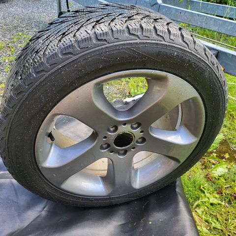 Strøkne Nokian 245/45R18 på BMW felg (5/120 bolt) Et 48