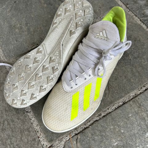 Brukte Adidas fotballsko i str 37.5 brukt av et barn