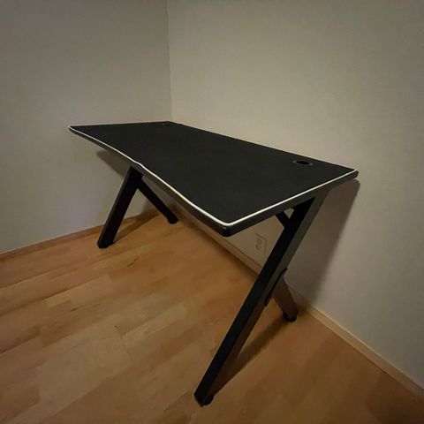 Svive Gaming Desk - Må hentes i Bodø!