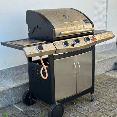 Gratis 4brenner Grill. Fungerer fint.