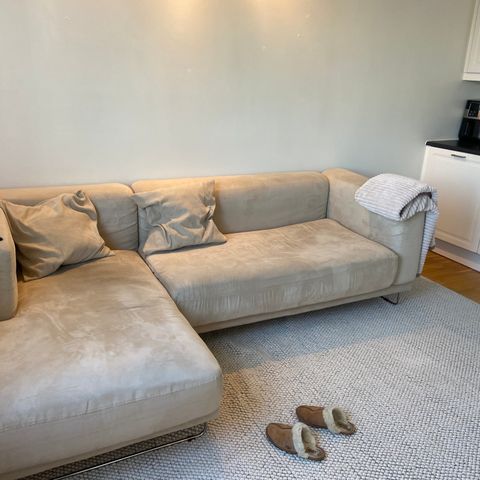 Beige sofa med sjeselong