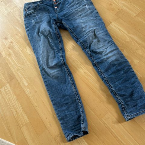 Jeans / «Perfect jeans» fra Gina Tricot str 38 selges