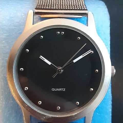 Quartz unisex klokke av ukjent merke. 36mm. Lengde 22cm