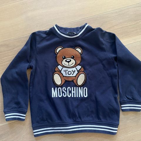 Genser fra Moschino