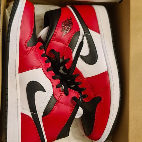 Air jordans mid (  chicago black toe)