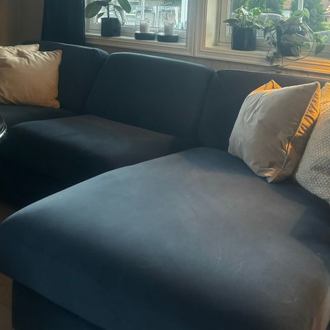 Mørk blå velour sofa