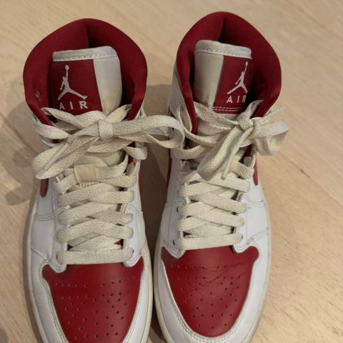 Nike Jordan str 37,5. Hvit og burgunder farget.