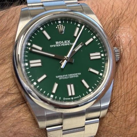 Rolex Oyster Perpetual 41 -2023 Grønn Skive 124300