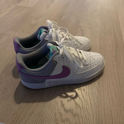 Nike sneakers til salgs