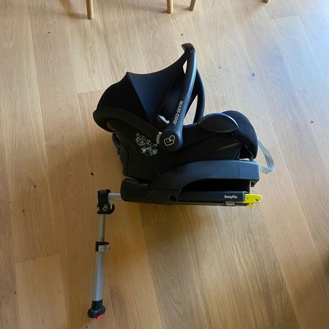 Bilstol Maxi-cosi med babyinnlegg og EasyFix-base.