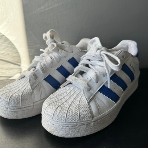 Pent brukte Adidas Superstar  str 34