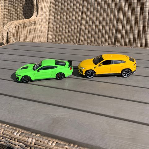 Lamborghini Urus/Ford Mustang. 1/24 selges