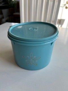 Tupperware oppbevaringsboks blå. Se beskrivelse