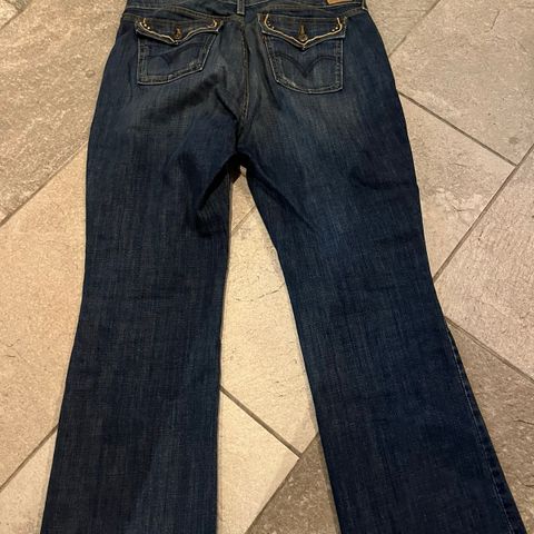 Ny Levis, str 34/32