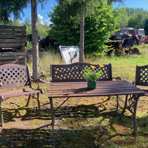 Hagebenk + 2 stoler og bord i støpejern vintage med vafelmønster