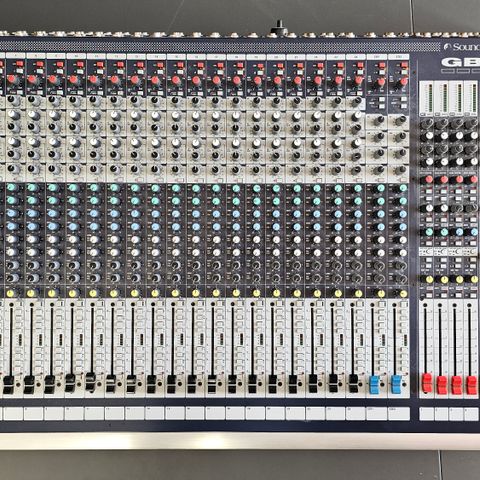 Strøken Soundcraft GB4 24-kanals analog mikser til salgs