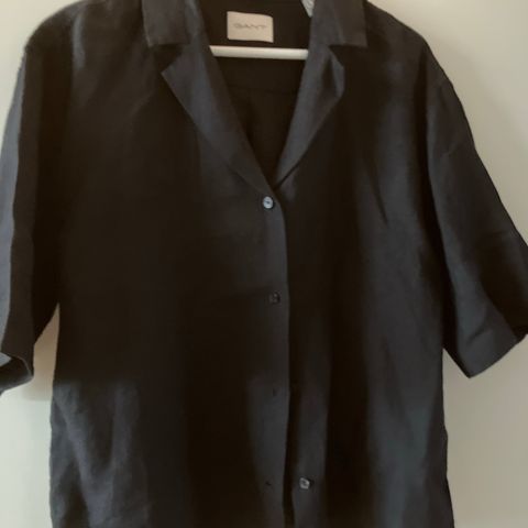 Ny bluse 100 prosent lin  merke Gant str 40. Farge svart