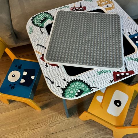 Barne bord med 2 stoler og lego duplo plate