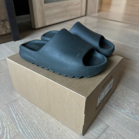 Yeezy slides onyx til salgs