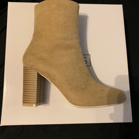 Ubrukte beige boots i størrelse 37