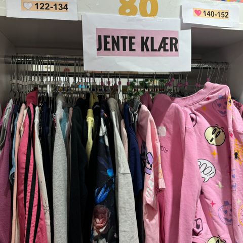 Jenteklær i str. 128, 134, 140, 146, 152