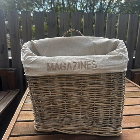 Magazine/newspaper holder