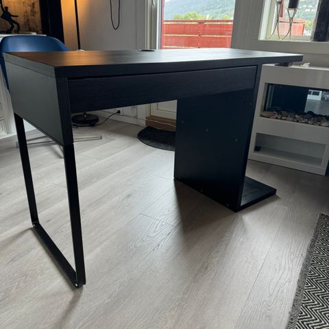 Micke skrivebord fra IKEA