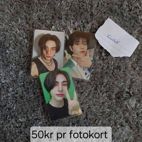 Kpop photocards fra Seventeen, TXT og stray kids