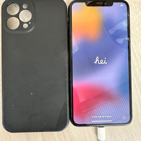 iPhone 11 Pro Max 64GB- knust bakside ink deksel. Prisen er satt!!!